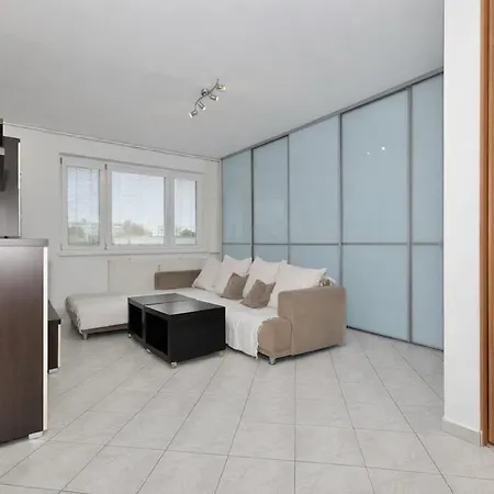 Διαμέρισμα Modern 3-room Near The Swimming Pool, 10 Minutes To The Center